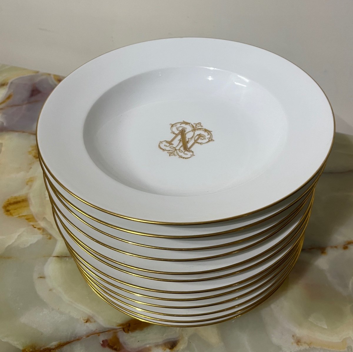 12 Assiettes Creuses En Porcelaine De Sèvres  XIXème siècle