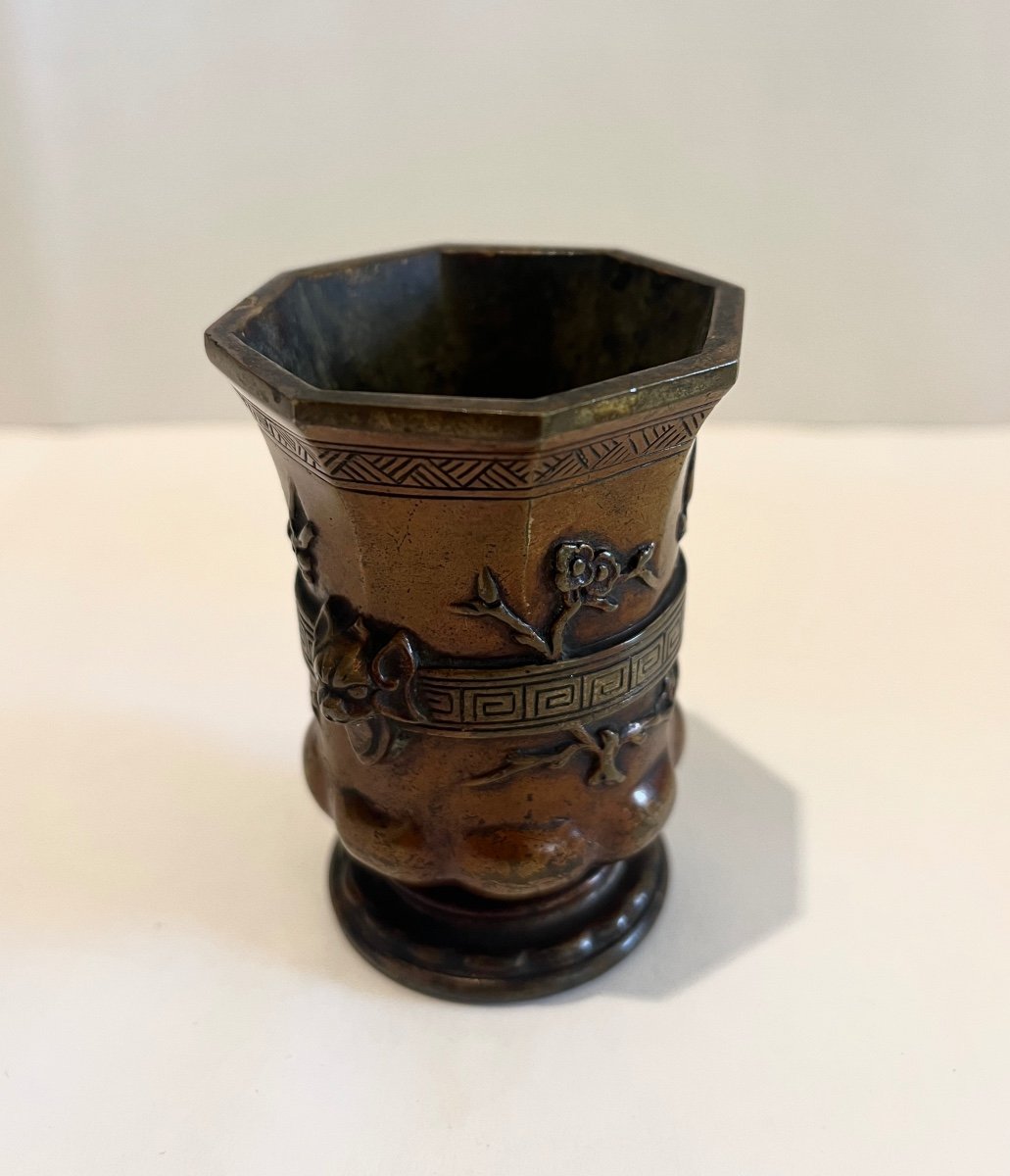 Pyrogène En Bronze Représentant Un Vase Chinois Décoré d'Une Frise à La Grecque-photo-2