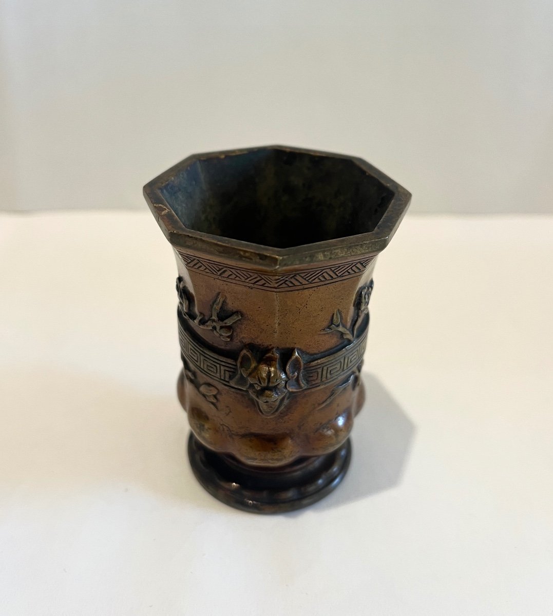 Pyrogène En Bronze Représentant Un Vase Chinois Décoré d'Une Frise à La Grecque