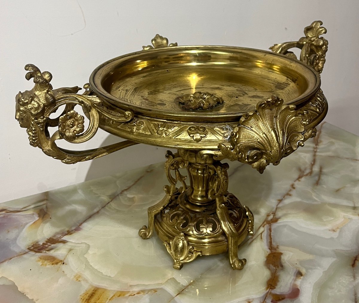 Coupe En Bronze Doré à Décor De Coquilles, Feuillages Et Visages Féminins 