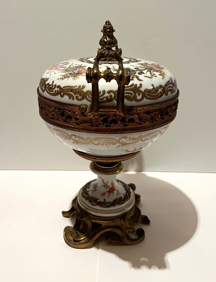 Large Covered Pot In Porcelain And Chiseled Gilt Bronze Louis XV Style, 19th Century-photo-2