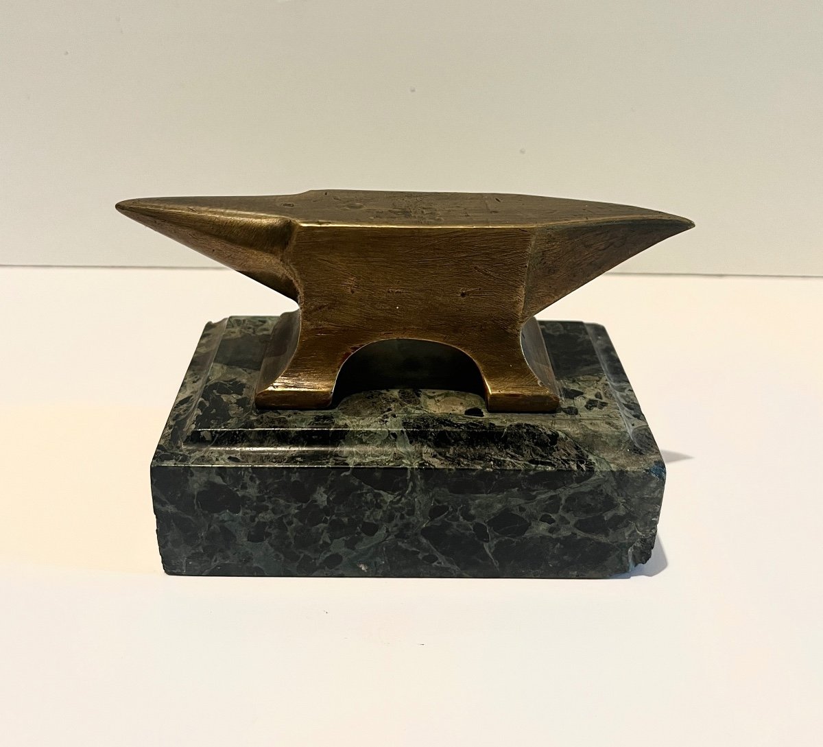 Small Bronze Jeweler's Anvil On A Sea Green Marble Base-photo-3
