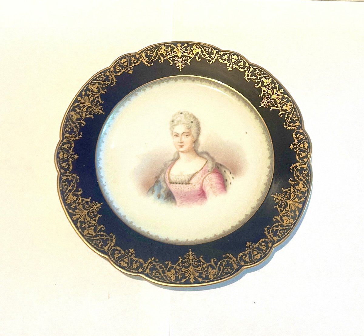 Assiette En Porcelaine Représentant Elizabeth d'Orléans XIXème-photo-2