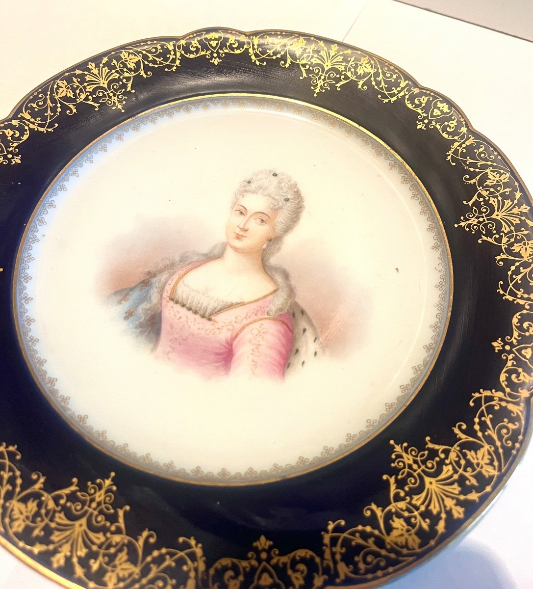 Assiette En Porcelaine Représentant Elizabeth d'Orléans XIXème-photo-1