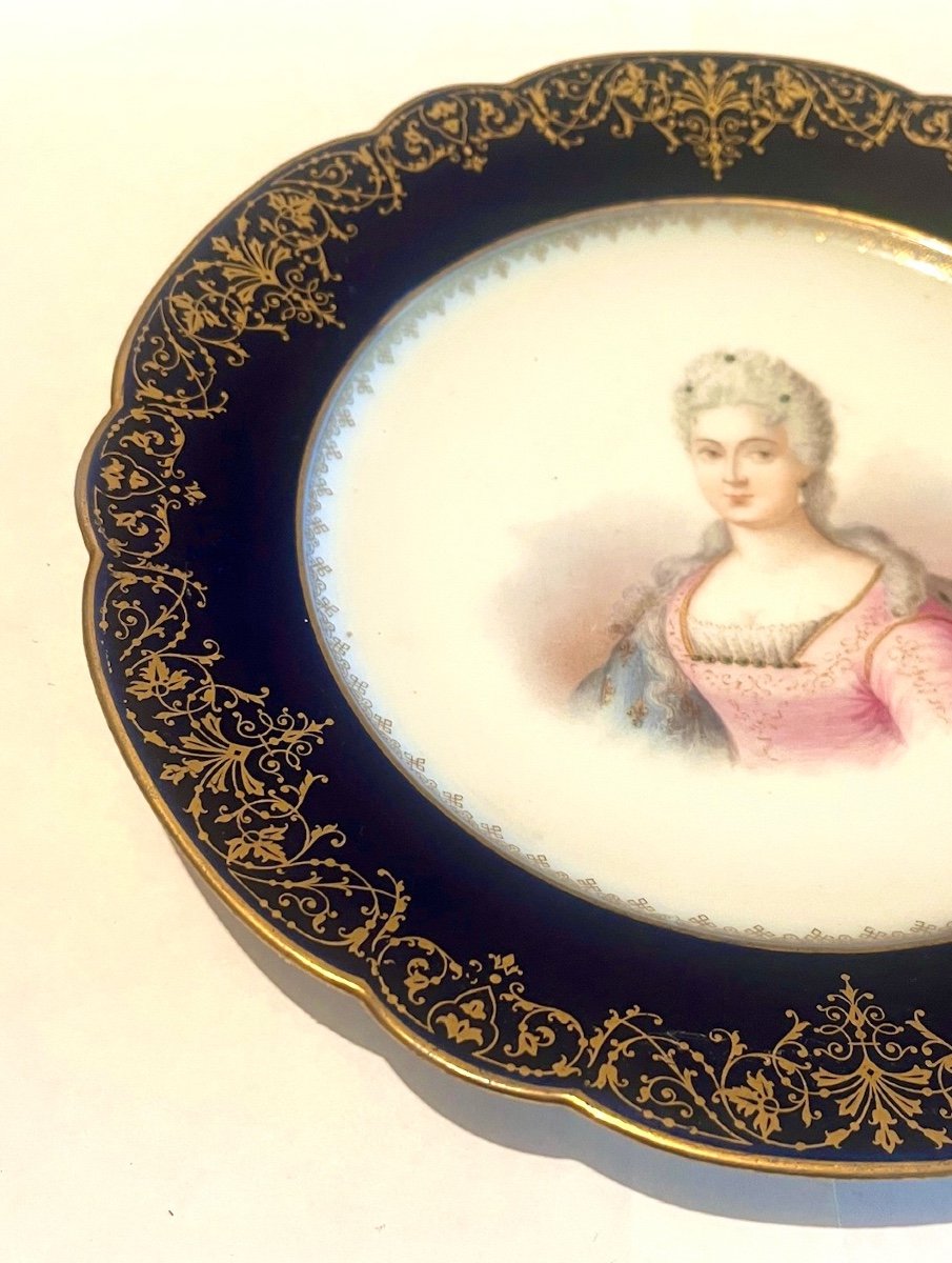 Assiette En Porcelaine Représentant Elizabeth d'Orléans XIXème-photo-5