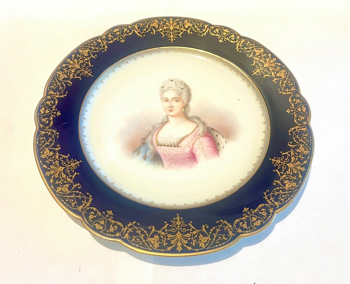 Assiette En Porcelaine Représentant Elizabeth d'Orléans XIXème