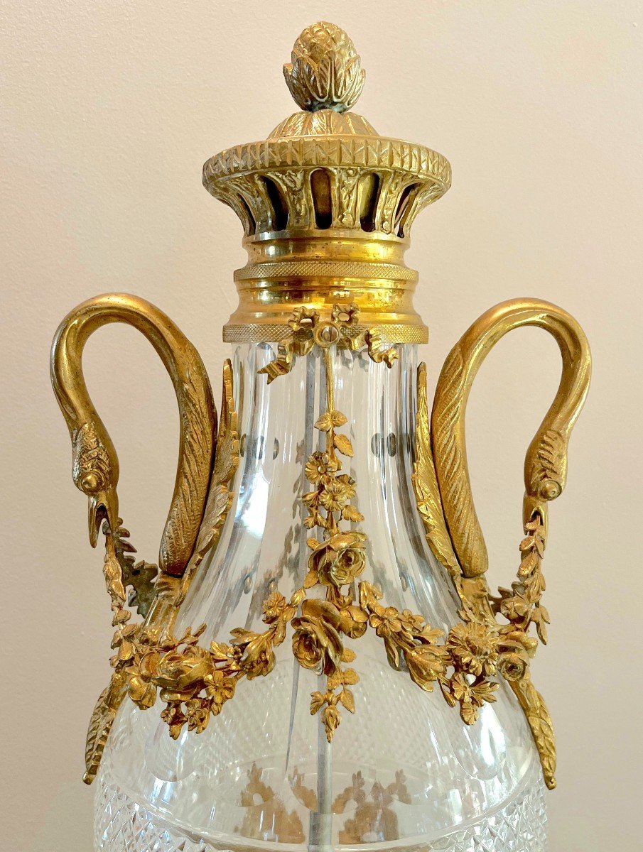 Paire De Vases Couverts En Cristal Et Bronze Doré Style Lxvi-photo-4