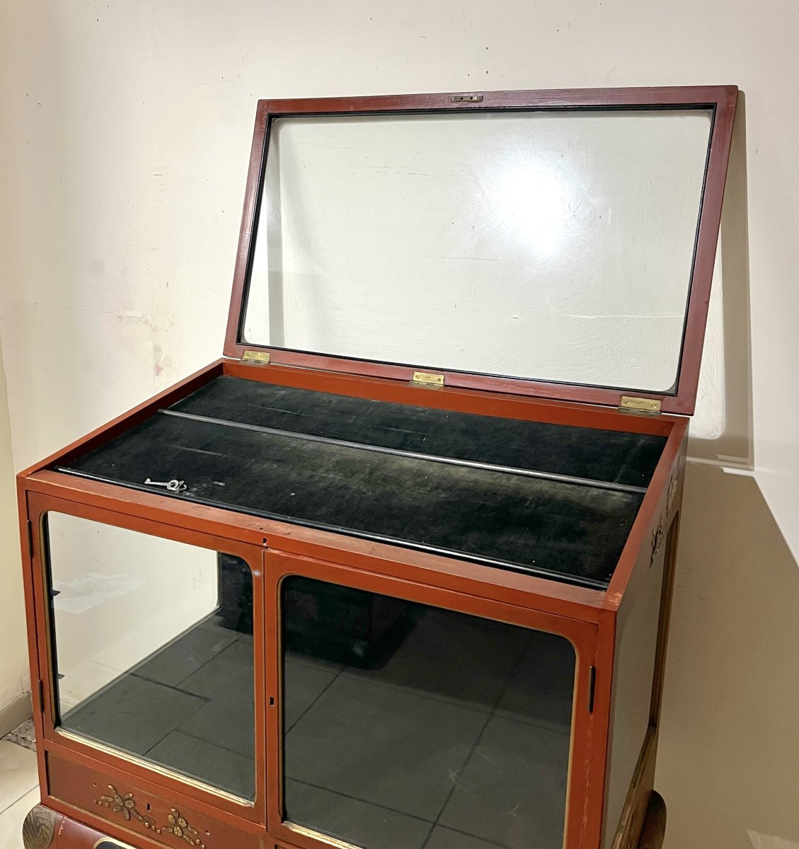 Red Lacquered Wooden Display Case With Chinese Decor-photo-1