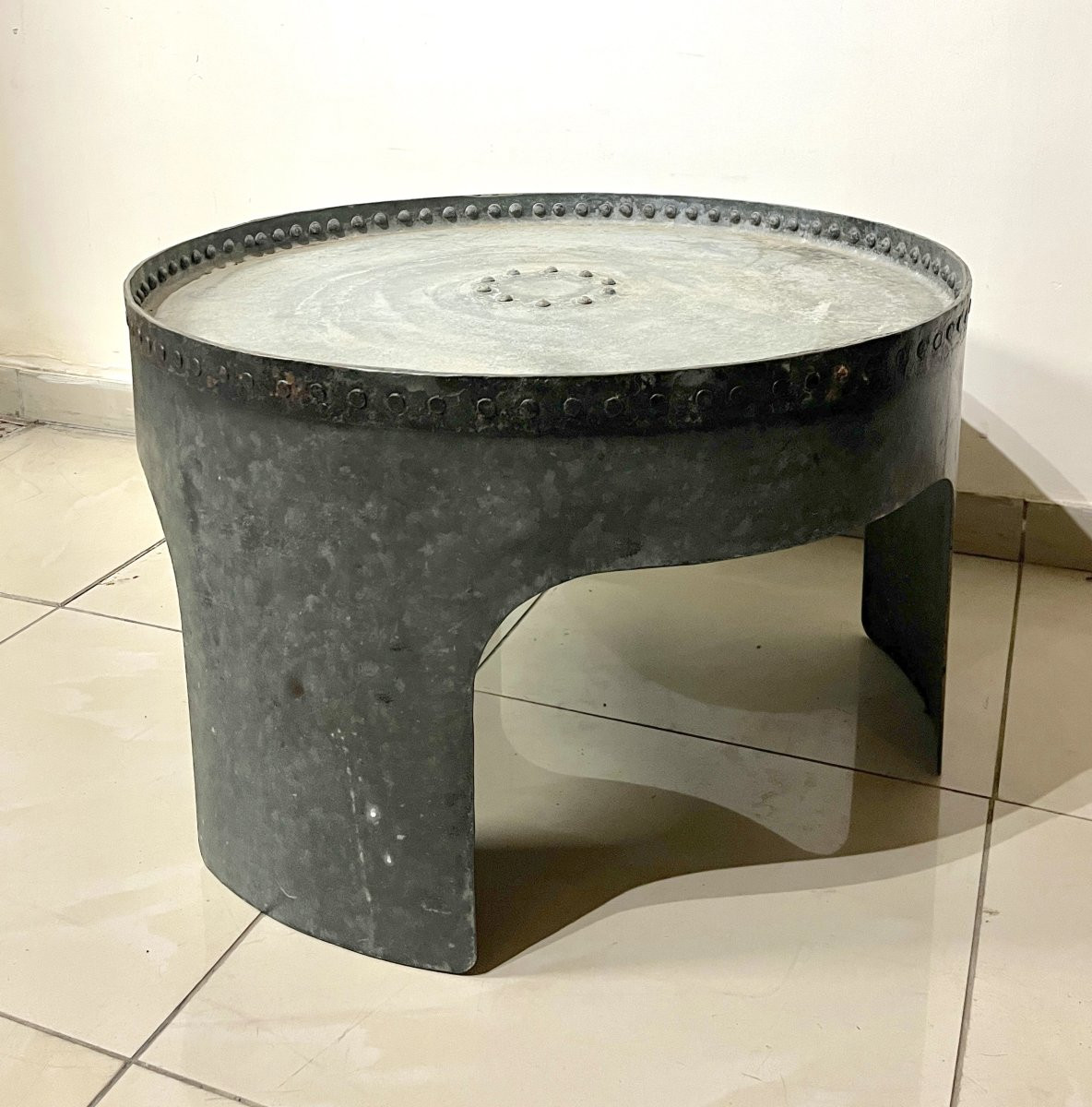 Table basse industrielle en métal riveté-photo-4