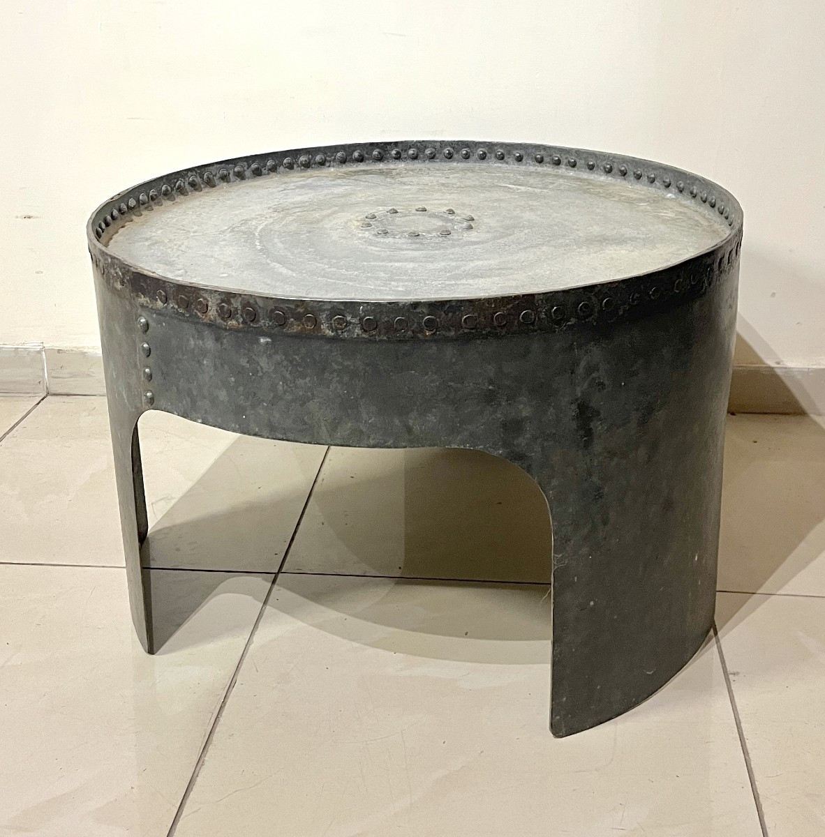 Table basse industrielle en métal riveté