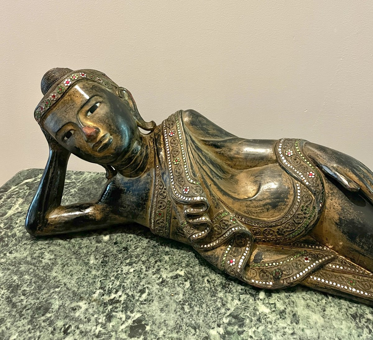 Bouddha couché en bois sculpté polychrome-photo-2