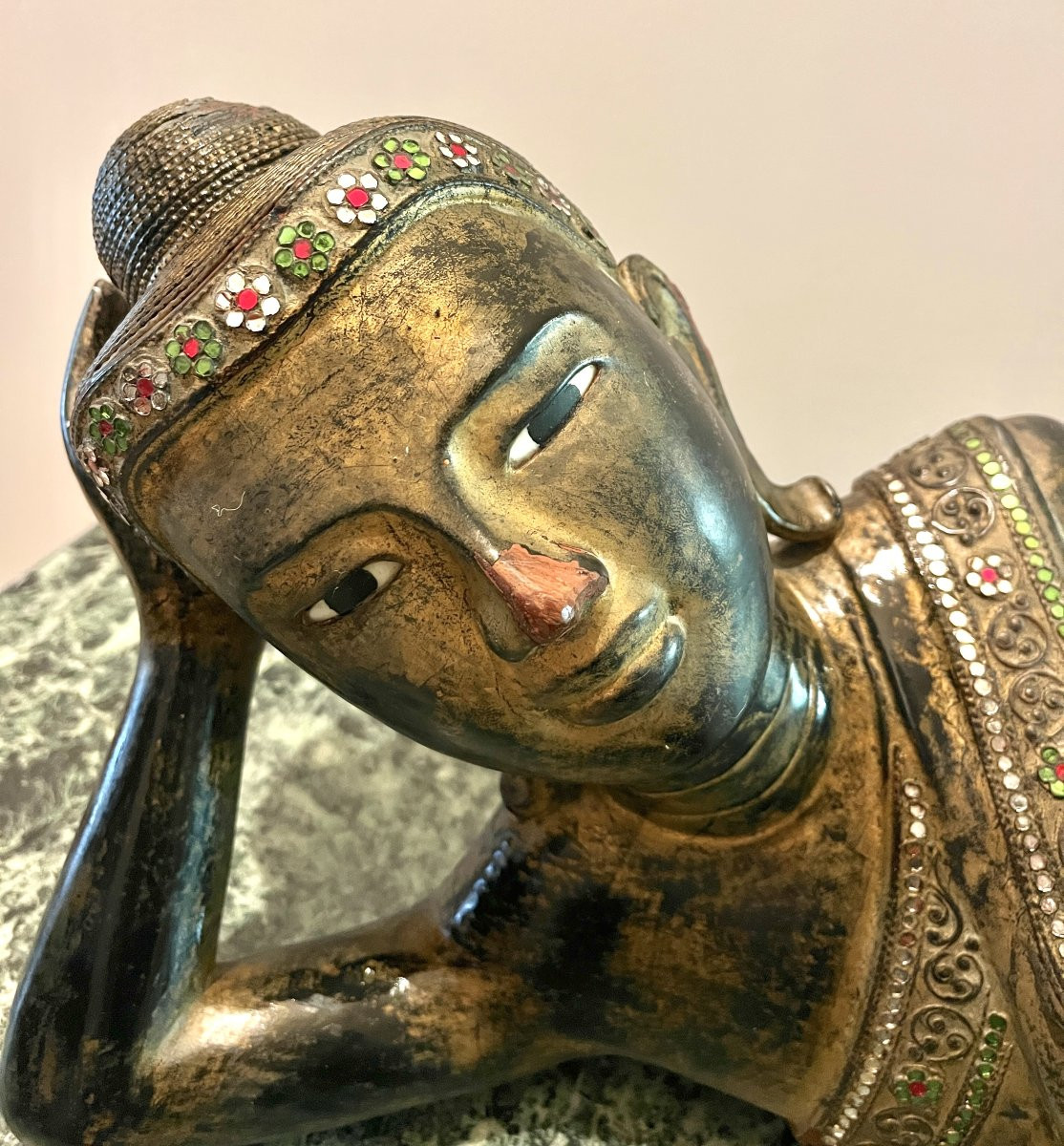 Bouddha couché en bois sculpté polychrome-photo-4