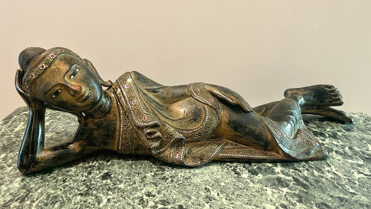 Bouddha couché en bois sculpté polychrome
