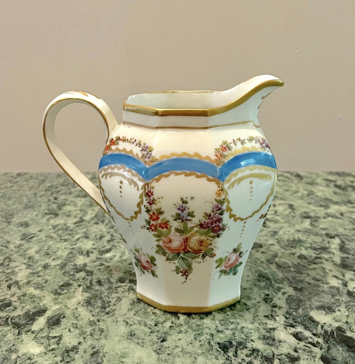 Pot à lait en porcelaine de Paris de style LXVI