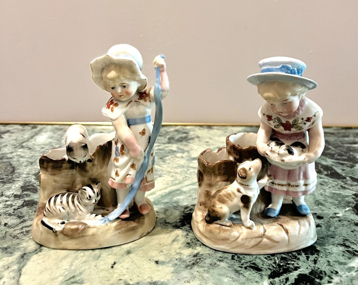 Deux pyrogènes en porcelaine fillettes fin XIXème