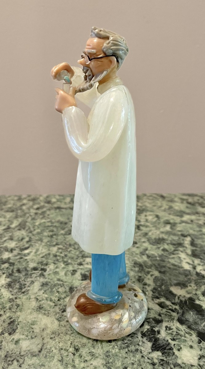 Bohemian Glass Chemist Figurine-photo-4