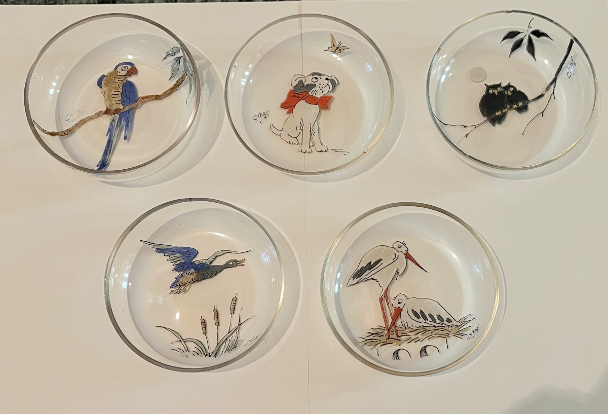 Cinq coupelles en verre à décor émaillé d'animaux