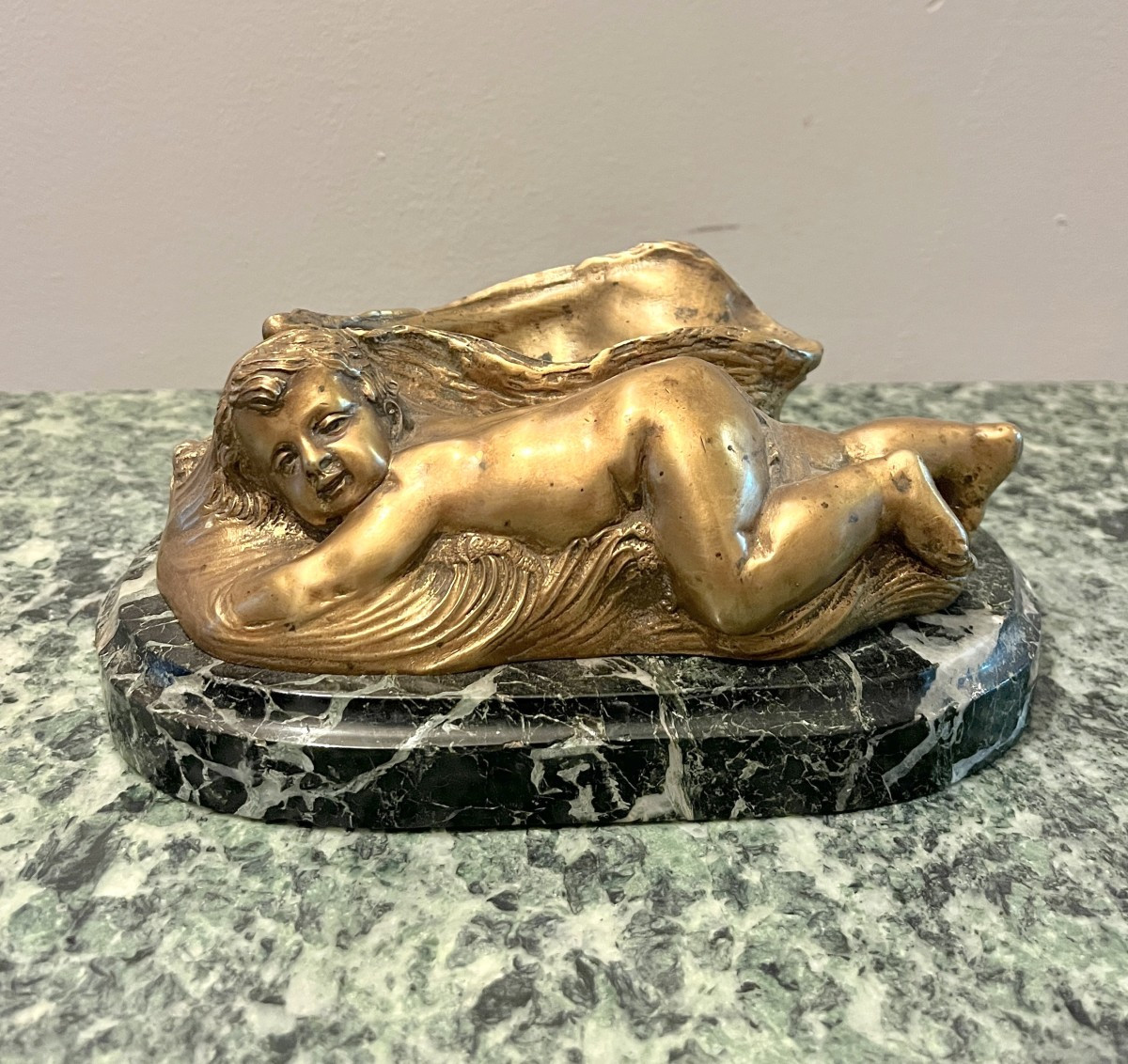 Sculpture en bronze enfant couché signé Devenet