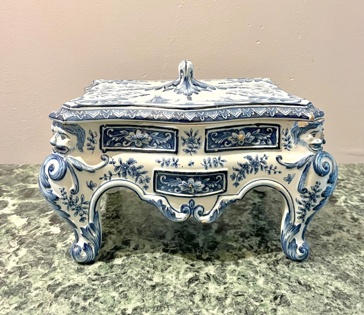 Coffret en forme de commode en faïence Fourmaintraux Desvres