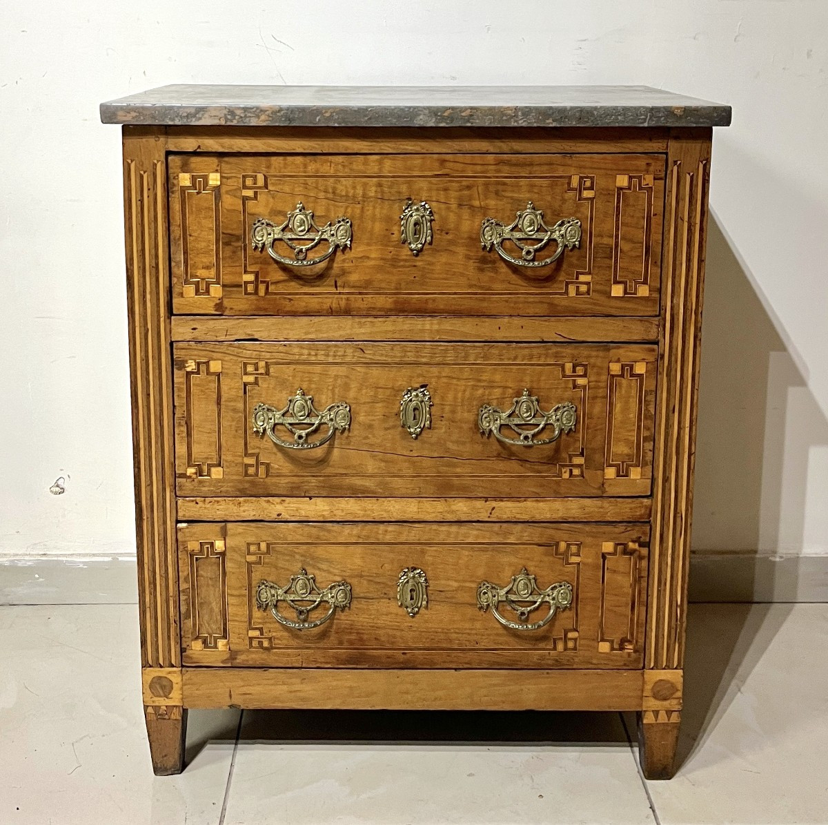 Petite commode en marqueterie époque Louis XVI, XVIIIème siècle