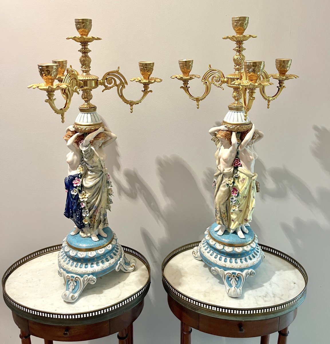 Paire de candélabres en porcelaine polychrome et métal doré XXème siècle-photo-2