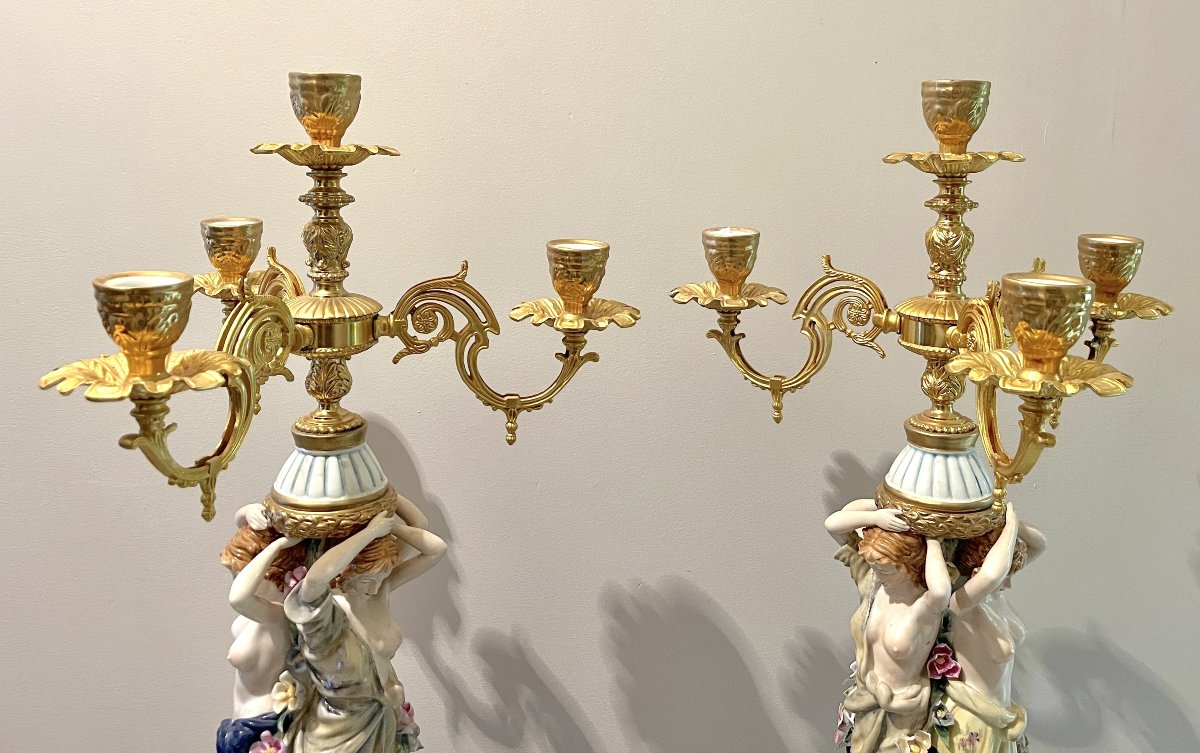 Paire de candélabres en porcelaine polychrome et métal doré XXème siècle-photo-1