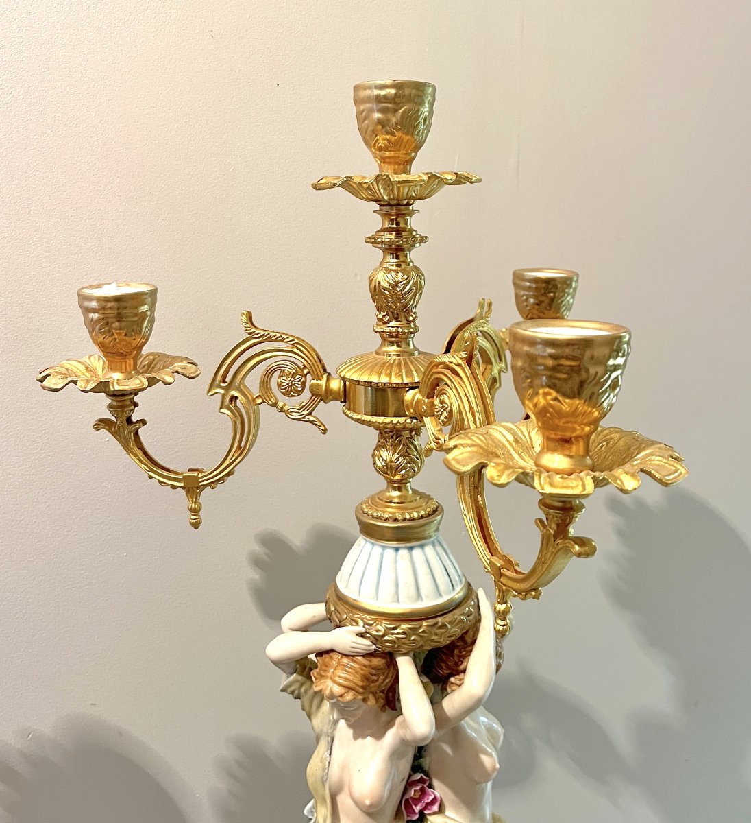 Paire de candélabres en porcelaine polychrome et métal doré XXème siècle-photo-3