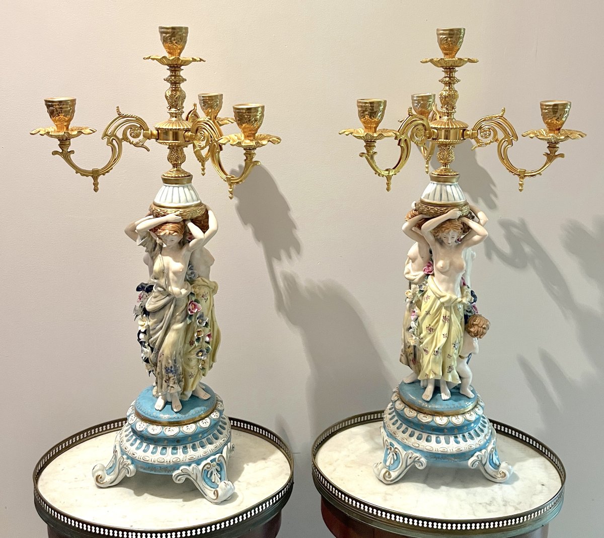 Paire de candélabres en porcelaine polychrome et métal doré XXème siècle