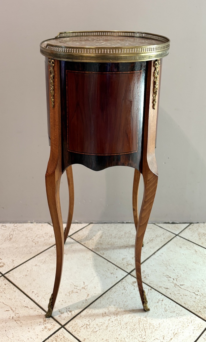 Oval-shaped Side Table In The Transition Style-photo-7