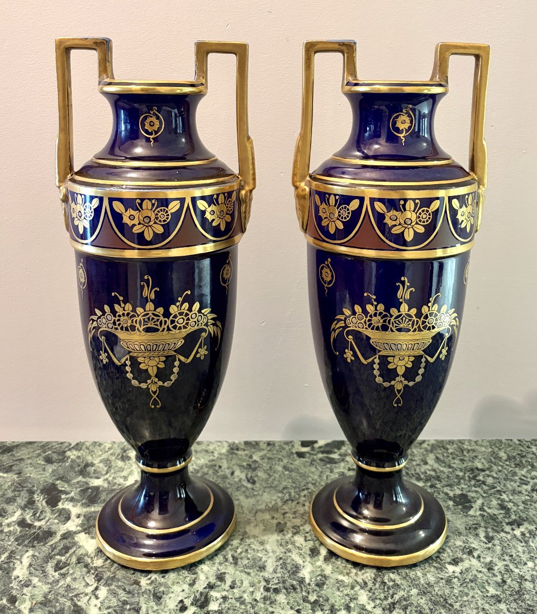 Paire de vases en faïence bleue et or "Tours"