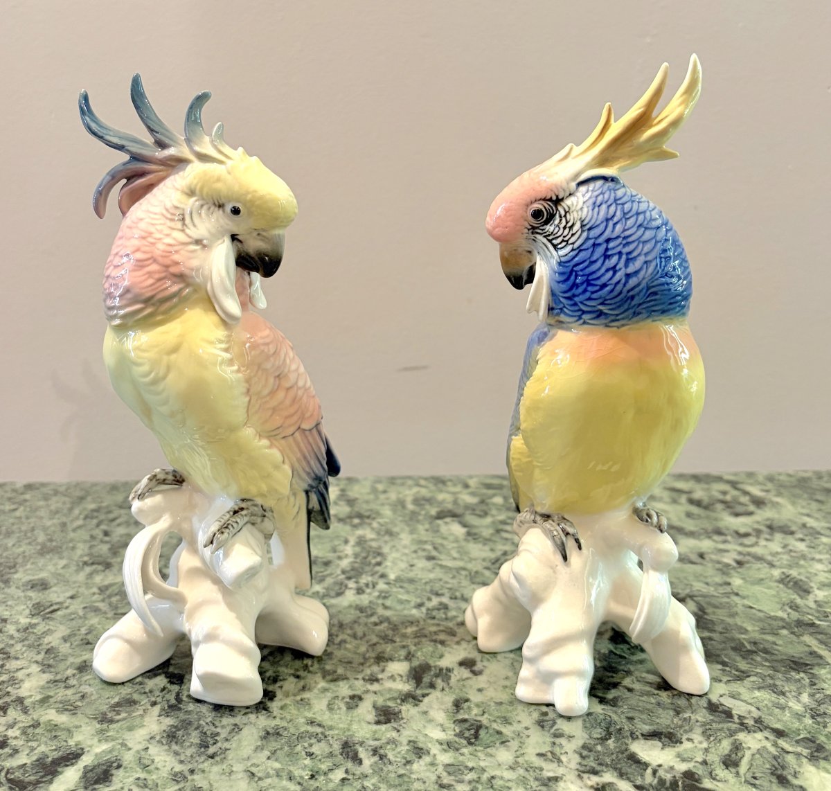 Karl Ens Paire de Perroquets en porcelaine