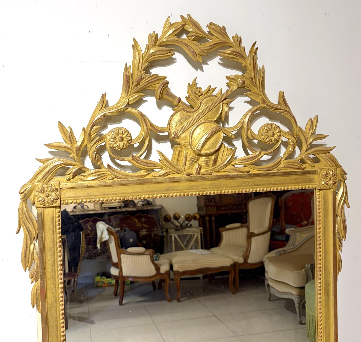 Grand miroir en bois sculpté et doré de style LXVI-photo-3