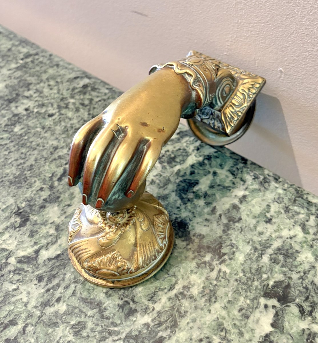 Heurtoir de porte en bronze en forme de main-photo-2