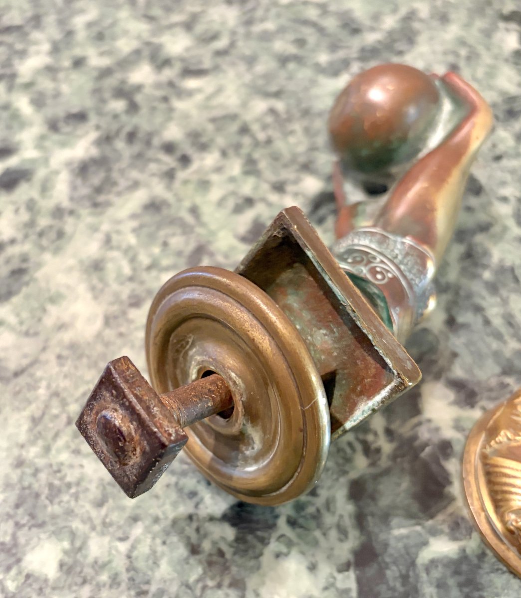 Heurtoir de porte en bronze en forme de main-photo-5