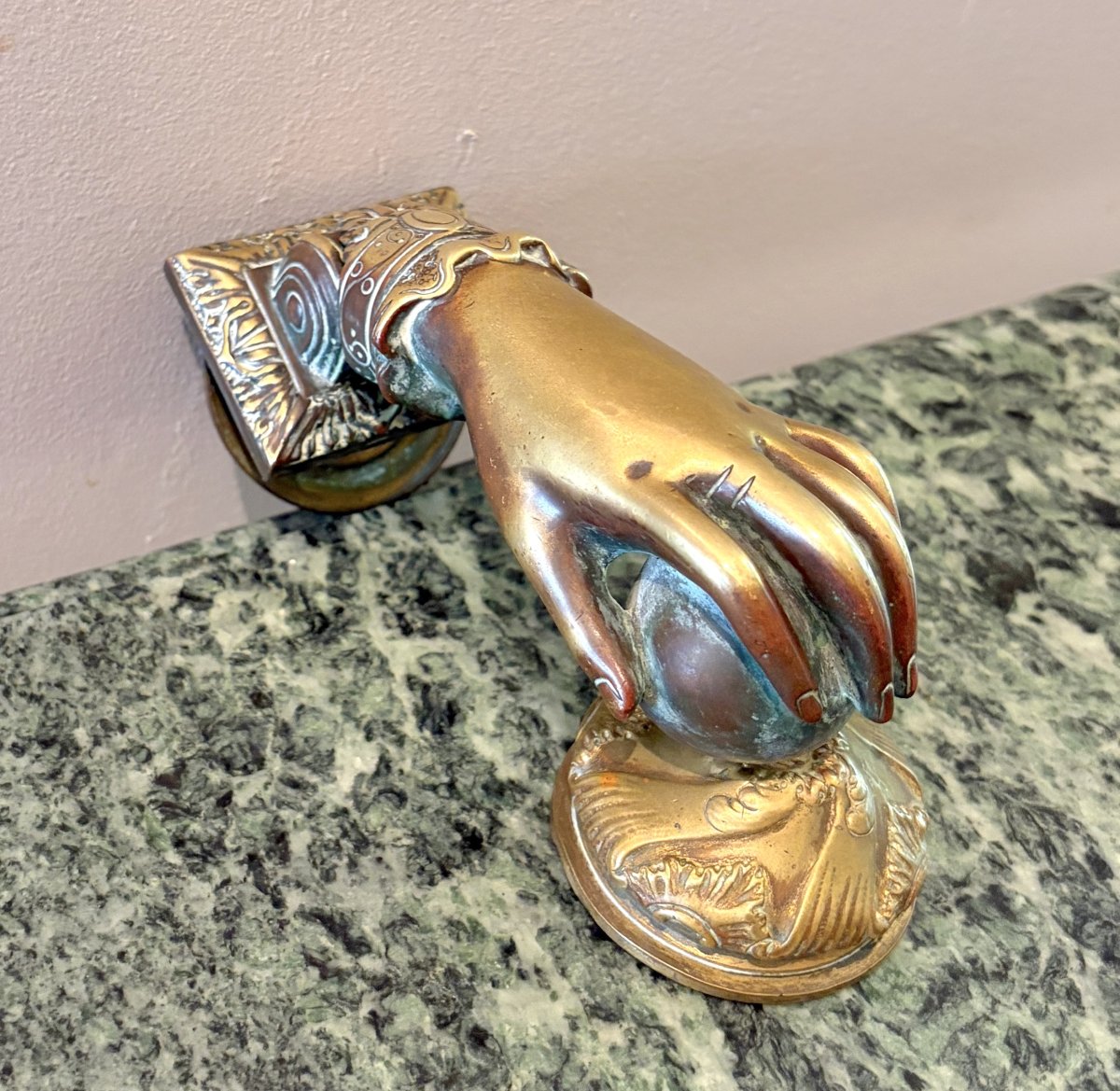 Heurtoir de porte en bronze en forme de main