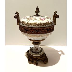 Grand Pot Couvert En Porcelaine Et Bronze Doré Ciselé style Louis XV,  XIXème Siècle