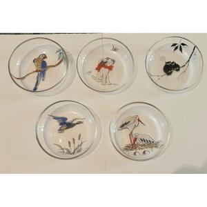 Cinq coupelles en verre à décor émaillé d'animaux