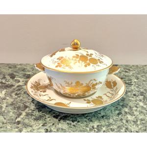 Bouillon couvert et son présentoire en porcelaine de Mehun