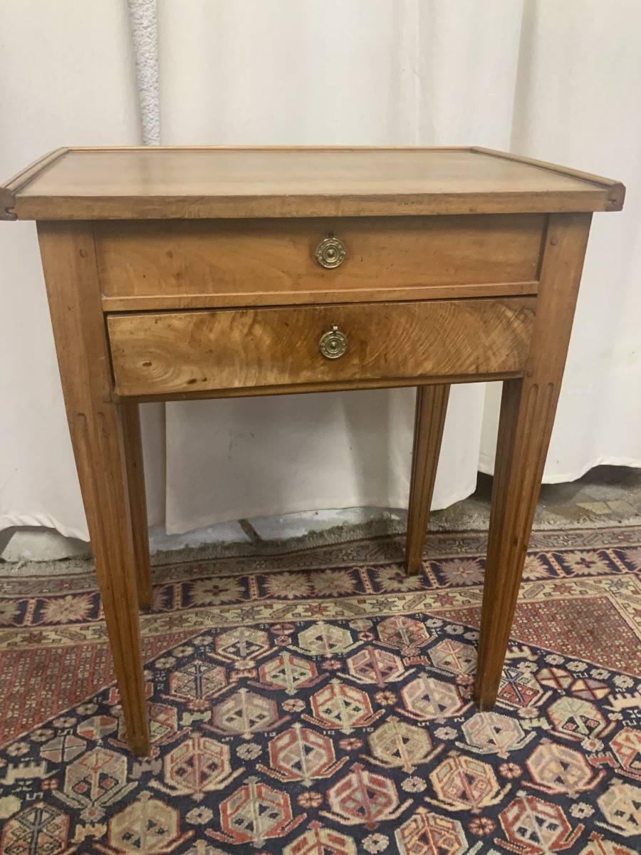 Petite table de style Louis XVI