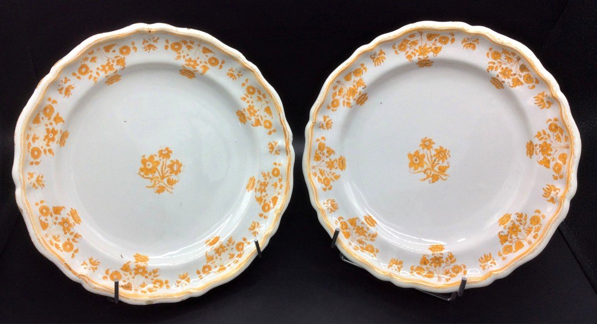 Paire D’assiettes En Faience De Moustiers 
