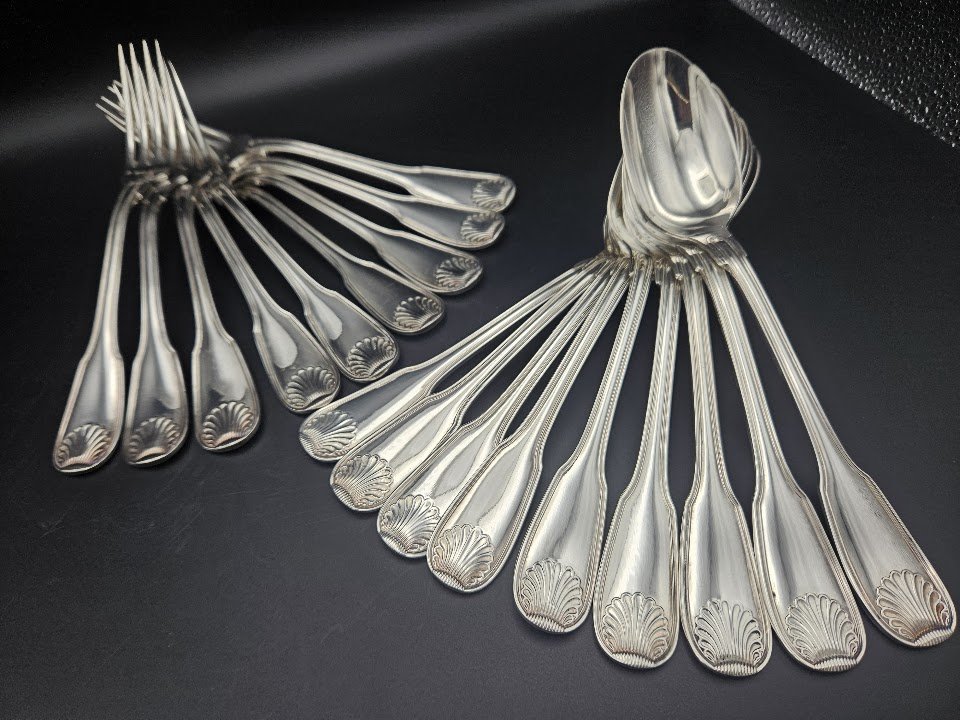 NEUF COUVERTS EN MÉTAL ARGENTE MODÈLE COQUILLE