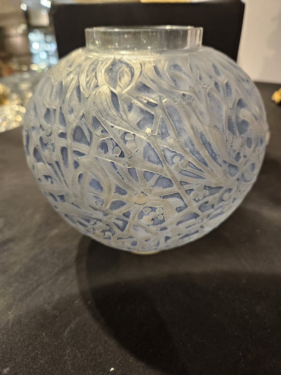 René Lalique, White And Blue Glass Vase, Blow-molded. Mistletoe-photo-4