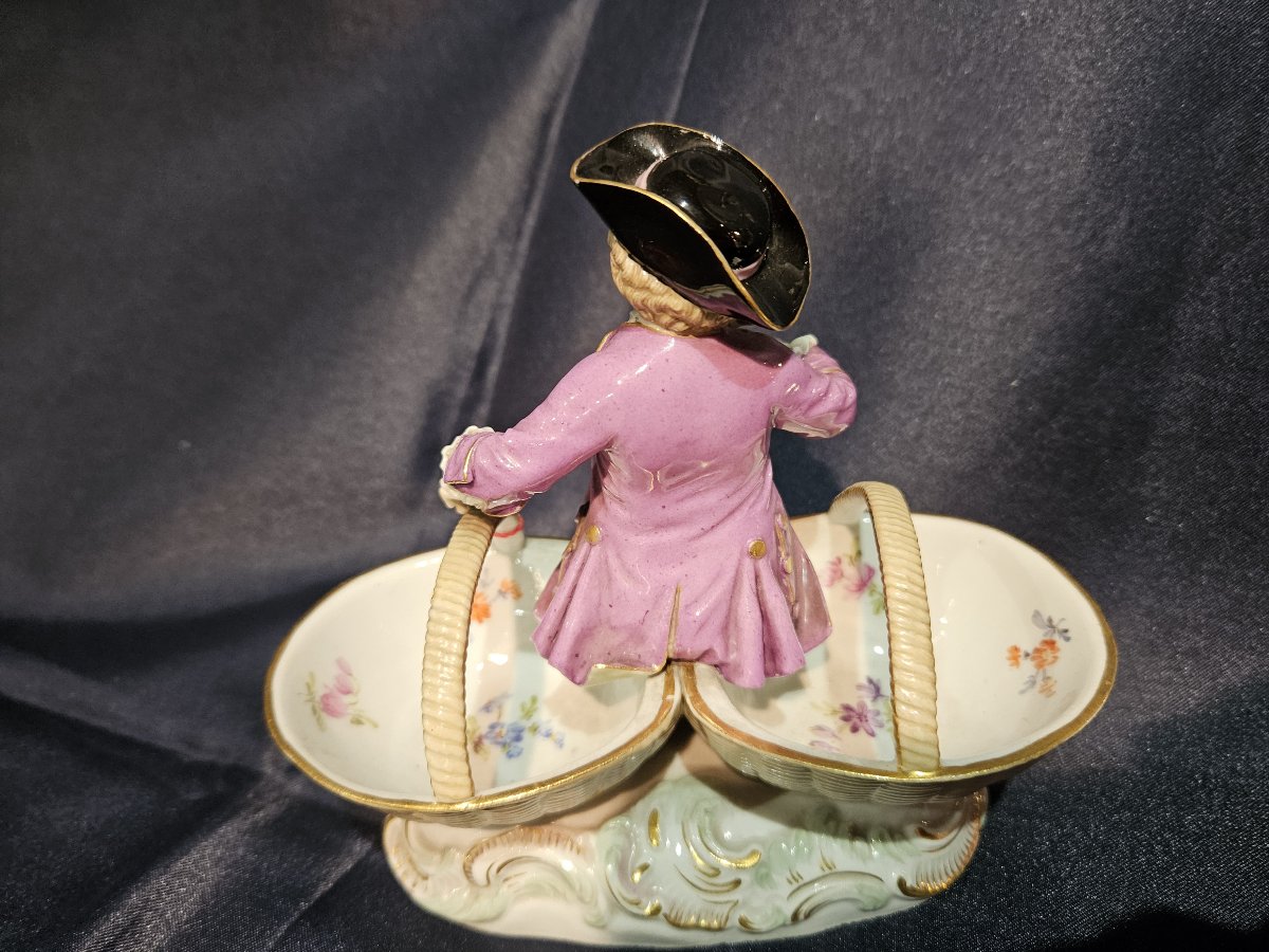 Meissen - petit saleron en porcelaine de Meissen. Figurine représentant "l'enfant aux paniers"-photo-2