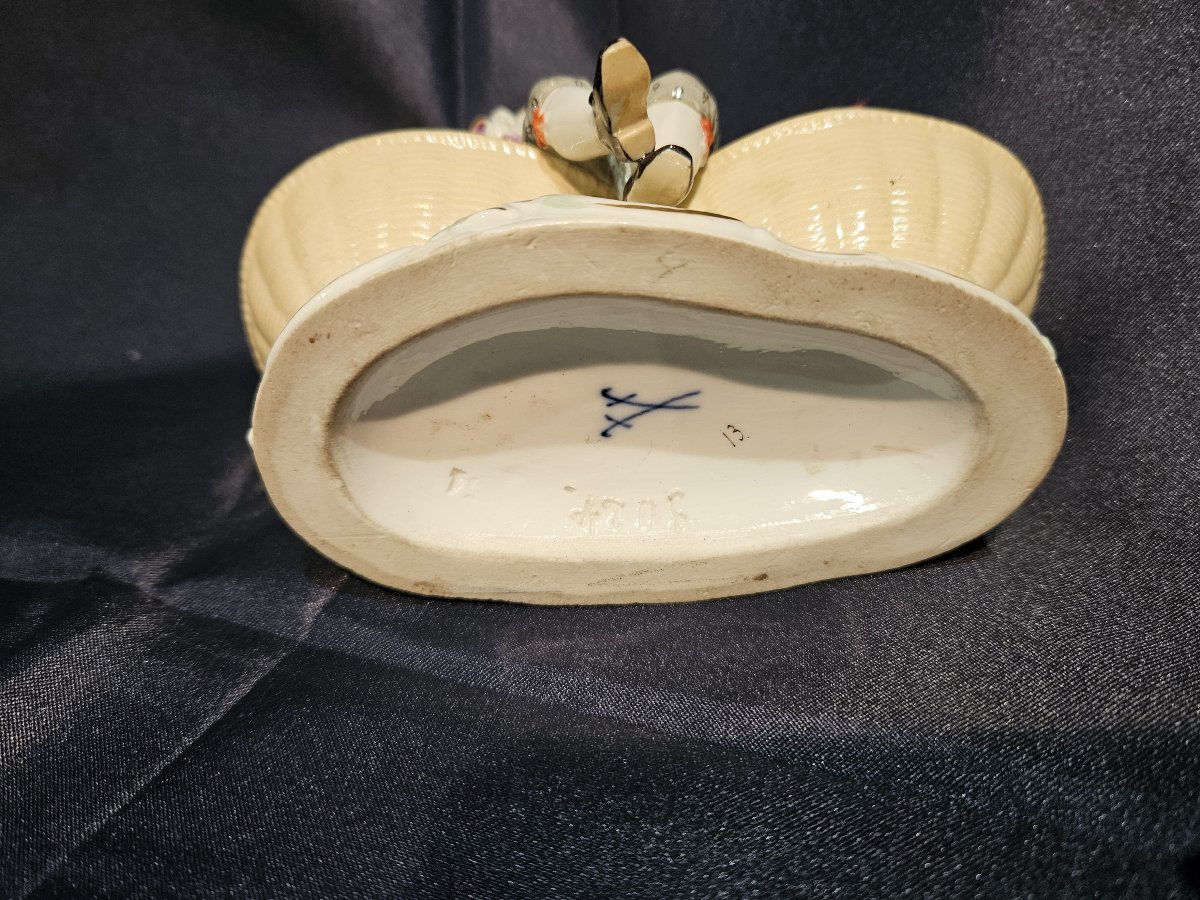 Meissen - petit saleron en porcelaine de Meissen. Figurine représentant "l'enfant aux paniers"-photo-3