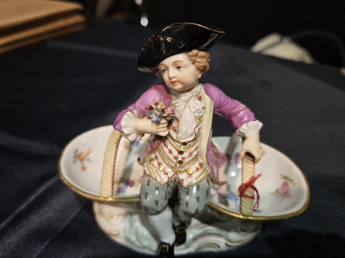 Meissen - petit saleron en porcelaine de Meissen. Figurine représentant "l'enfant aux paniers"-photo-4