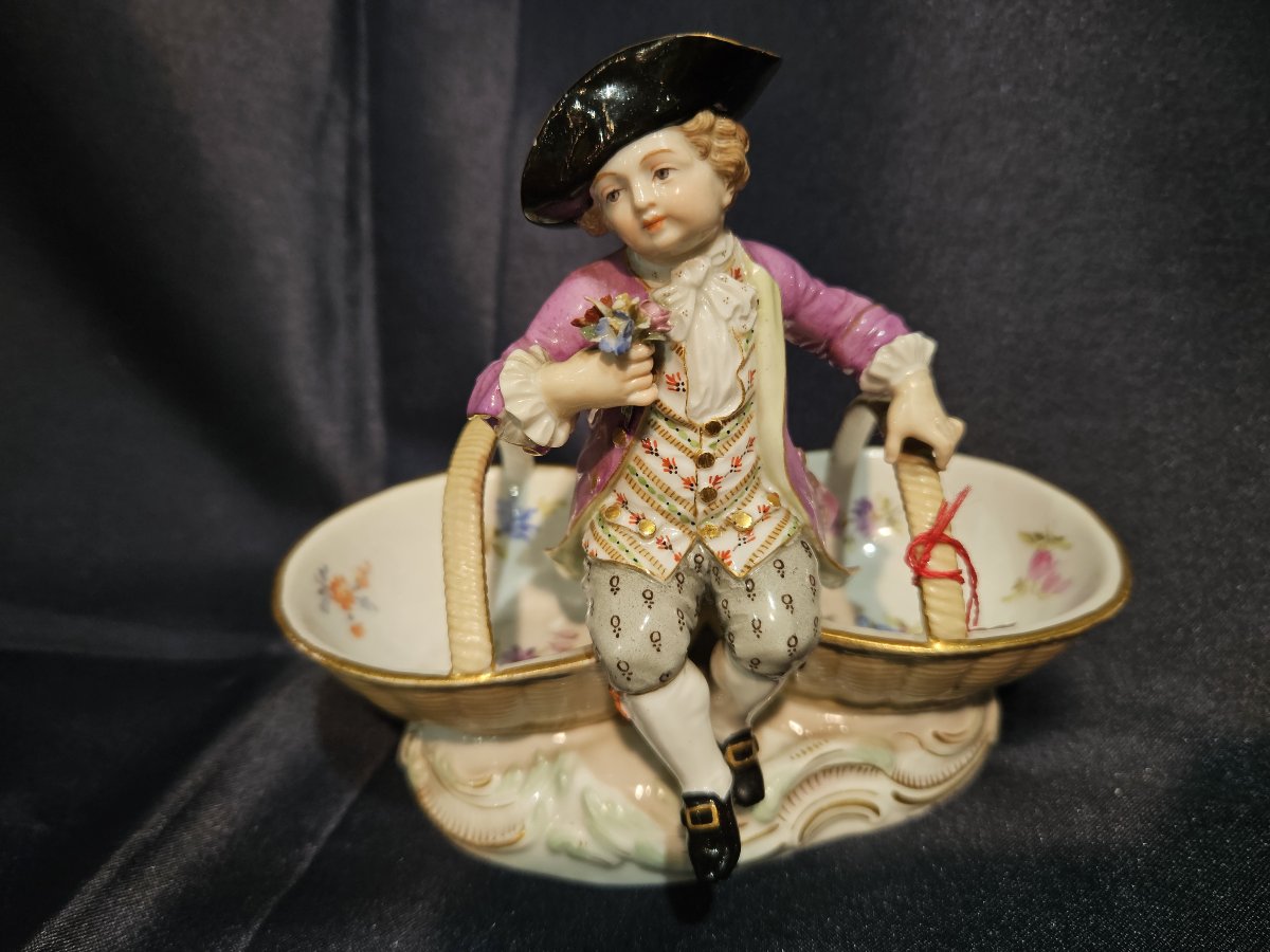 Meissen - petit saleron en porcelaine de Meissen. Figurine représentant "l'enfant aux paniers"