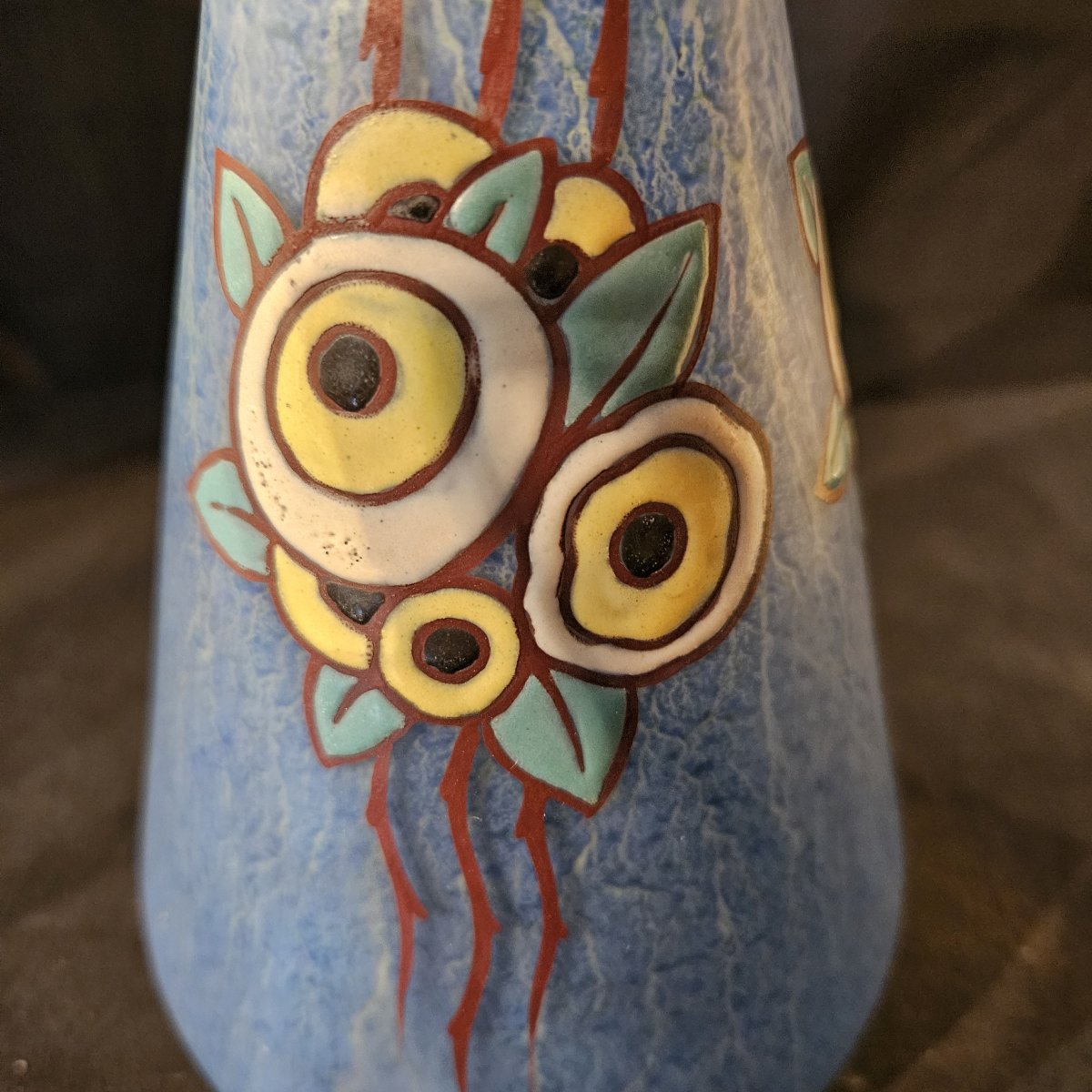 Scailmont . Vase  en verre imitant la faïence avec fleurs émaillées appliquées. D'époque art dé-photo-2