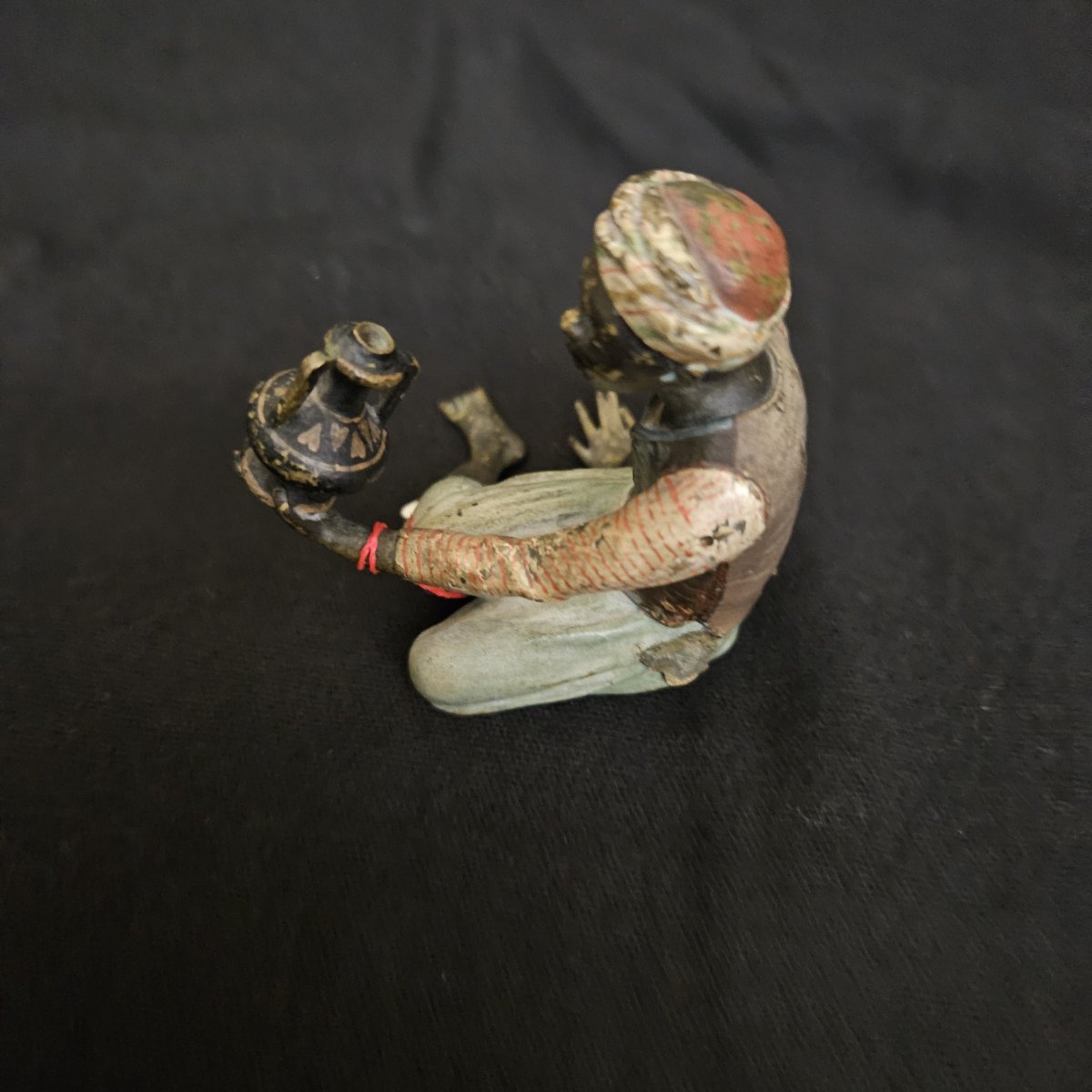 Bronze de Vienne. Personnage orientaliste assis tenant une lanterne-photo-4