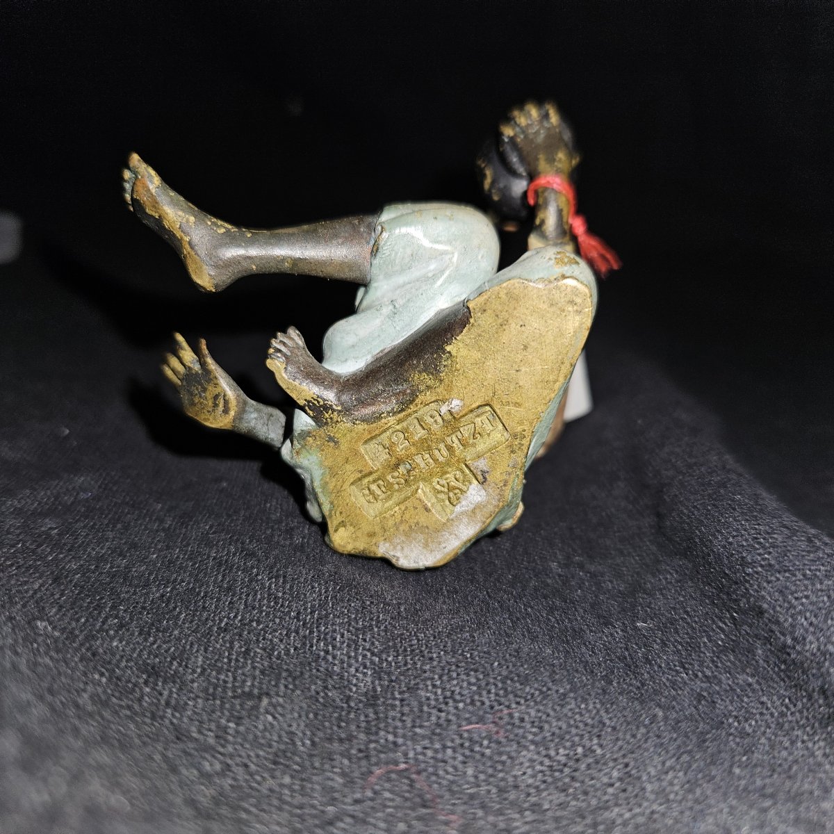 Bronze de Vienne. Personnage orientaliste assis tenant une lanterne-photo-1