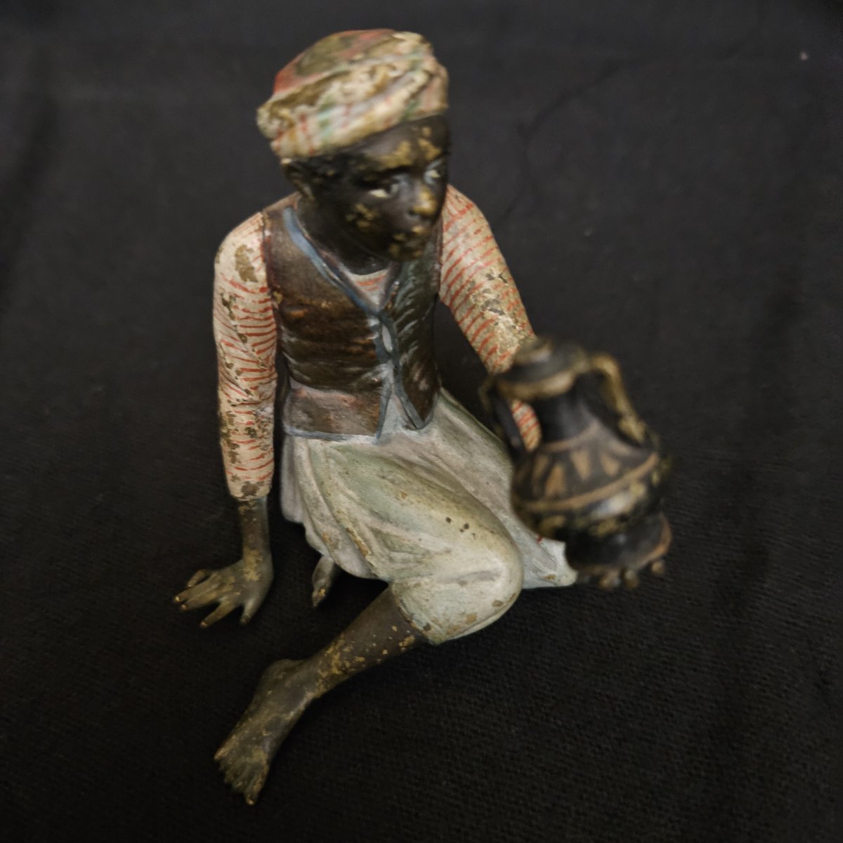 Bronze de Vienne. Personnage orientaliste assis tenant une lanterne
